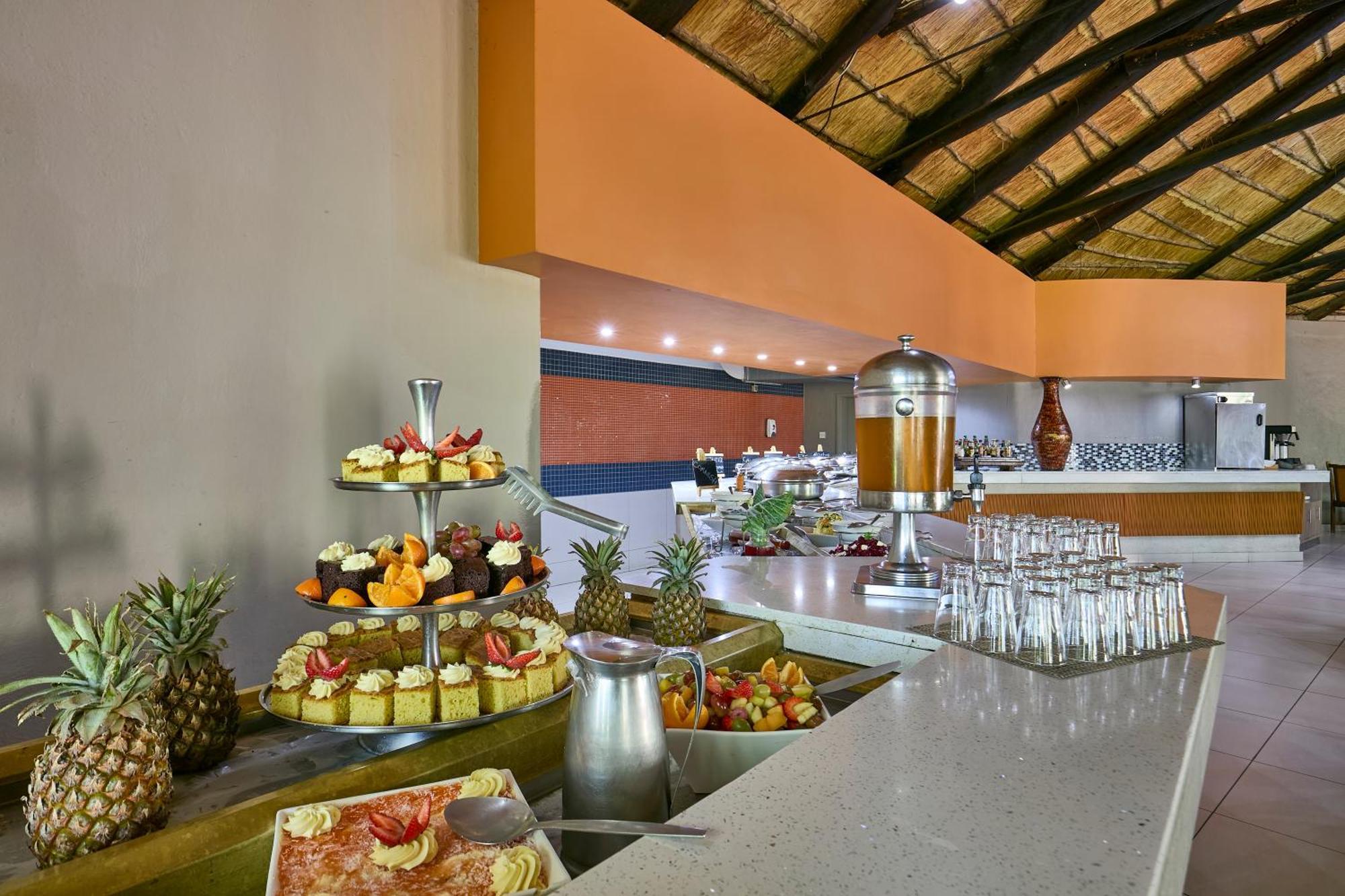 Cresta Marang Gardens Hotel Франсистаун Экстерьер фото