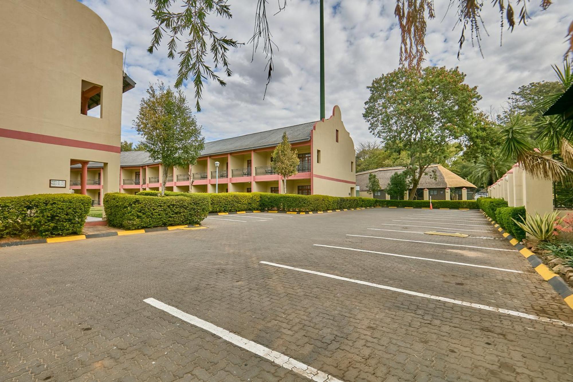 Cresta Marang Gardens Hotel Франсистаун Экстерьер фото