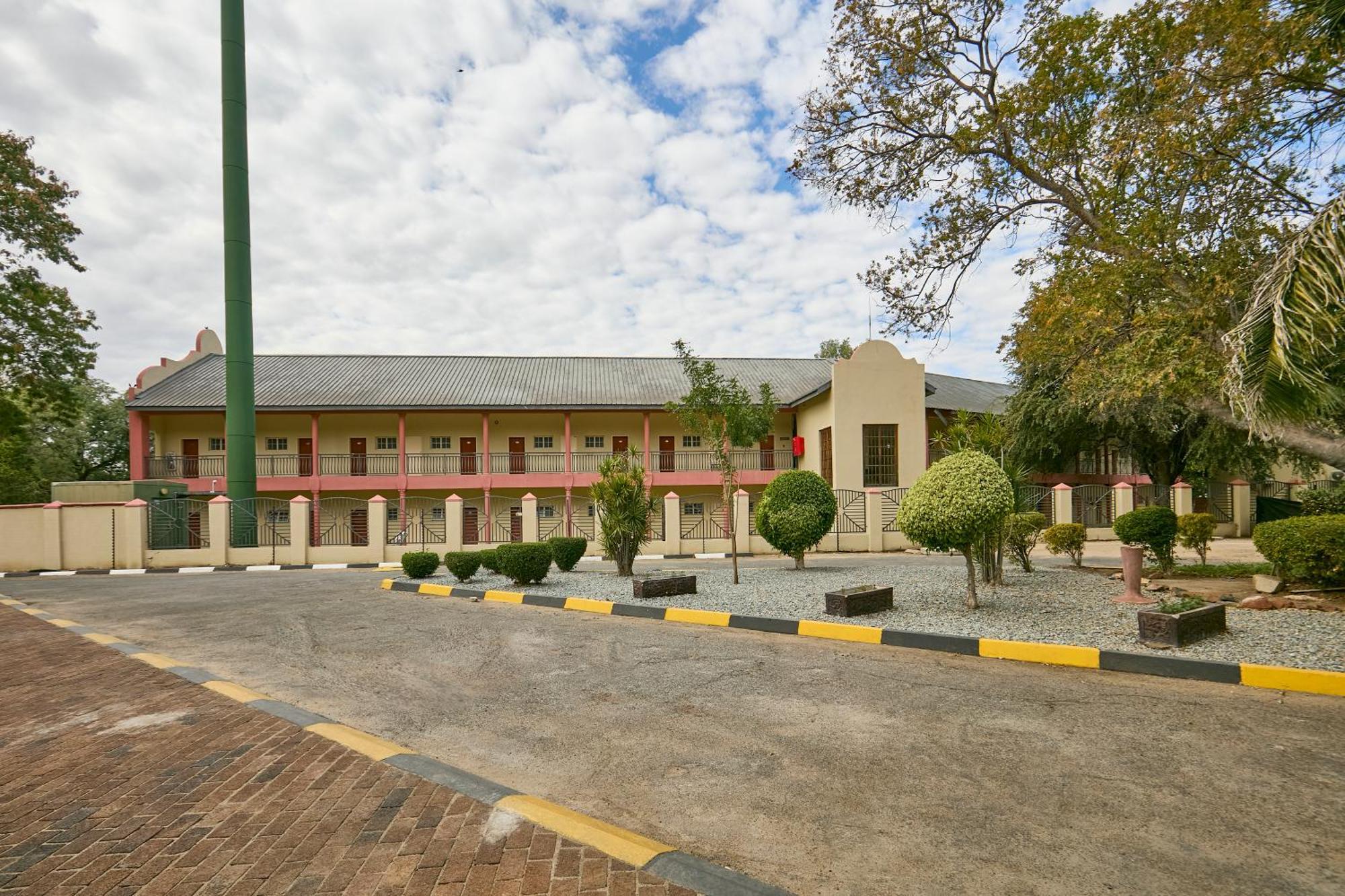 Cresta Marang Gardens Hotel Франсистаун Экстерьер фото